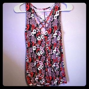Flower, low-cut tank top